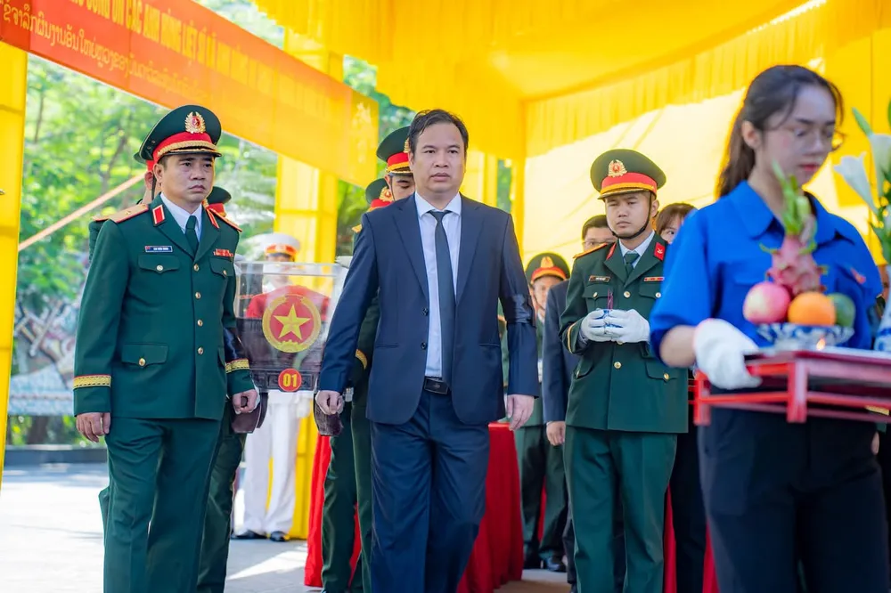 พิธีศพและฝังศพวีรชน 10 นาย ที่เสียชีวิตในลาว ณ สุสานวีรชนเมืองเว้ FB_IMG_1747985884501.jpg