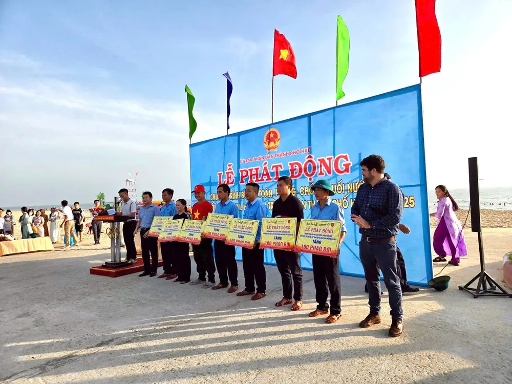 Tặng áo phao tại chương trình bơi an toàn, phòng chống đuối nước cho người dân, trẻ em và học sinh IMG_20250524_114200.jpg