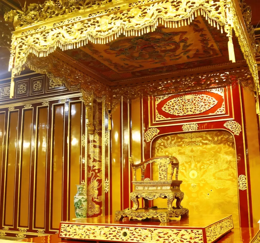 បល្ល័ង្កនៅរាជវាំង Thai Hoa មុនពេលវាត្រូវបានខូច។ base64-17323607153251863859579.jpg