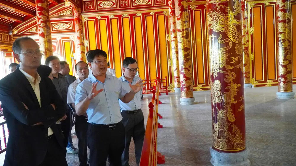 Ông Nguyễn Thanh Bình, Phó Chủ tịch Thường trực UBND TP Huế chỉ đạo công tác bảo vệ di tích và các hiện vật, bảo vật quốc gia tại điện Thái Hòa z6640785752272_cfde35e82d7c16d8f0c3a01cc5b0cdd6.jpg