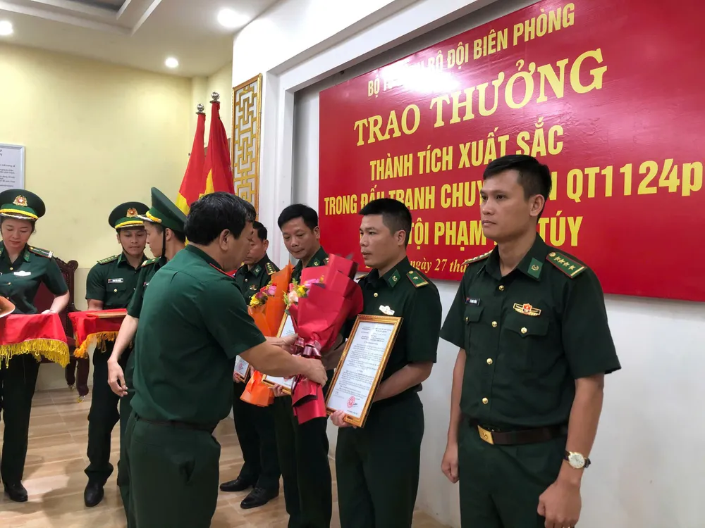 Thưởng các lực lượng ập vào khách sạn bắt đối tượng tàng trữ 3kg ma túy đá và 40.000 viên ma túy tổng hợp IMG_20250527_132519.jpg