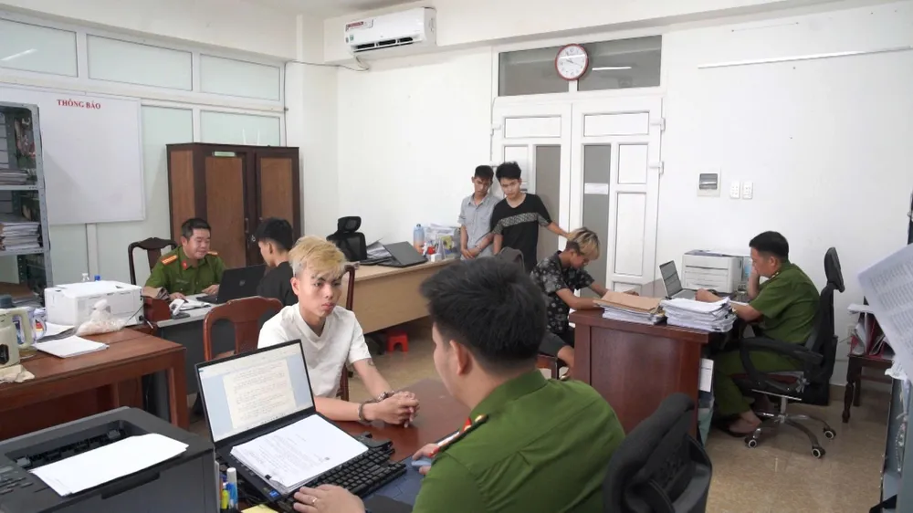 Công an đấu tranh lấy lời khai từ các đối tượng IMG_20250527_164945.jpg