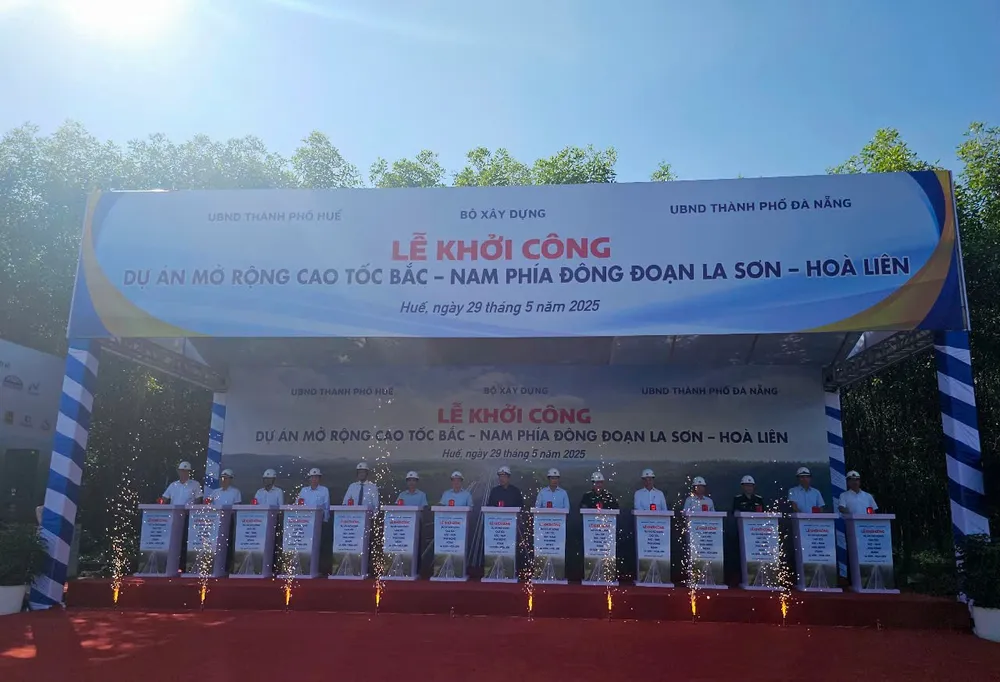 Khởi công Dự án mở rộng cao tốc Bắc - Nam phía Đông đoạn La Sơn - Hòa Liên ảnh 2 IMG_20250529_092733.jpg