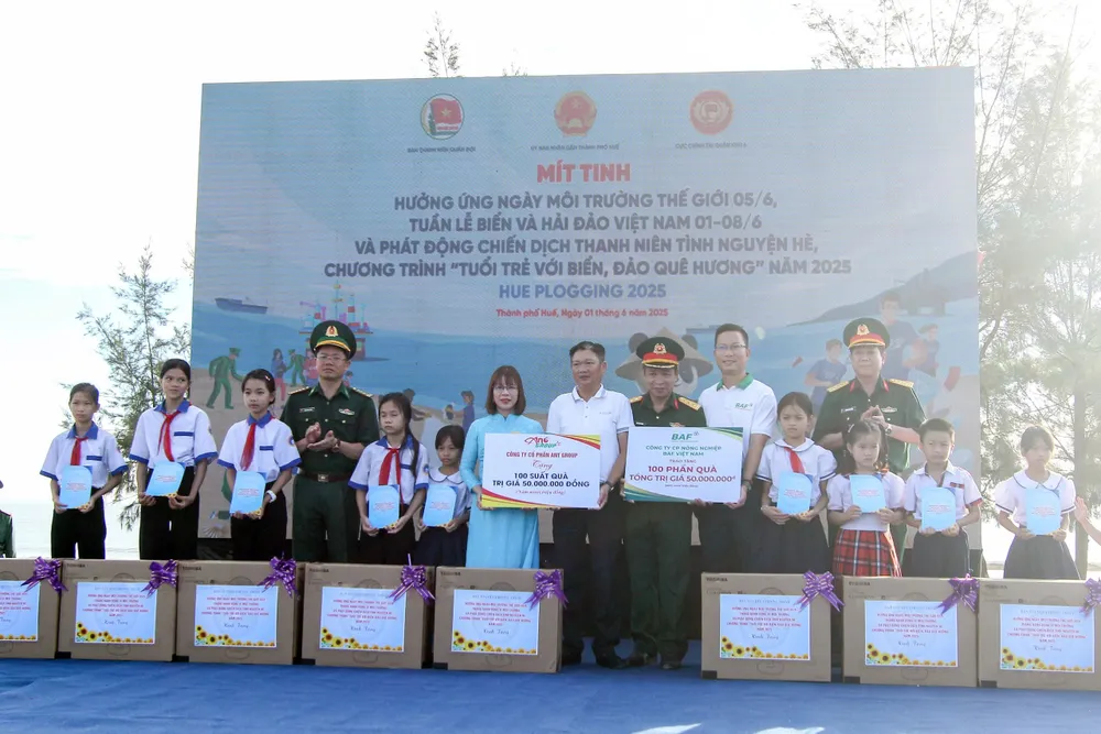 Tặng cờ Tổ quốc và quà đến người dân cùng học sinh tại lễ mít-tinh hưởng ứng Ngày Môi trường thế giới 5-6 IMG_20250601_101437.jpg