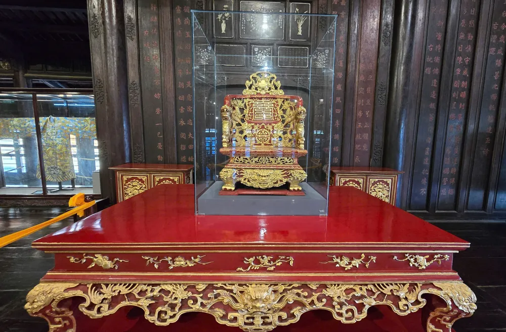 Hai ngai sơn son thếp vàng thời Nguyễn đang trưng bày tại Bảo tàng Cổ vật Cung đình Huế IMG_20250601_193805.jpg