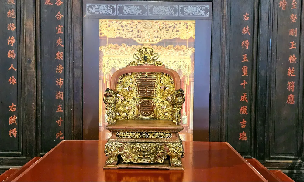 Bảo vật quốc gia - ngai hoàng đế Duy Tân trước khi được đặt trong tủ kính bảo vệ IMG_20250601_200232.jpg