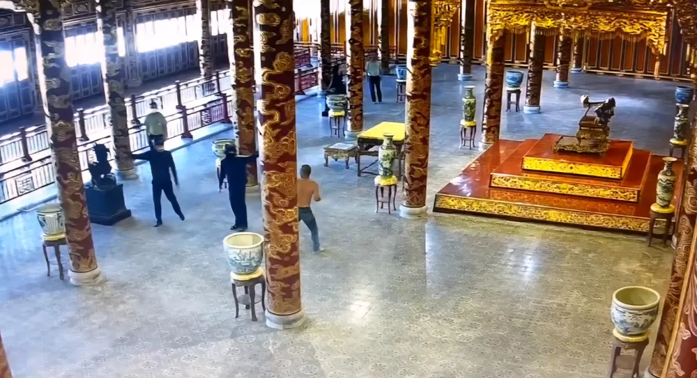 Cho thôi việc hai nhân viên bảo vệ tại điện Thái Hòa vào ngày 24-5 Screenshot_20250601_122610_Zalo.jpg