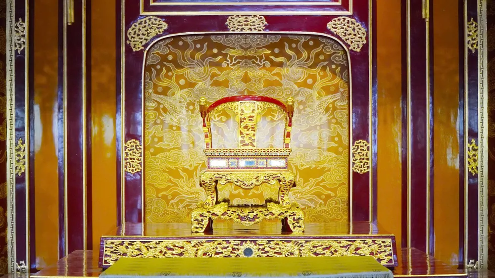 Ngai vàng phục chế bản 1:1 vừa đưa vào phục vụ khách tham quan điện Thái Hòa sau khi bảo vật quốc gia ngai vàng Triều Nguyễn bị bẻ gãy IMG_20250609_135025.jpg
