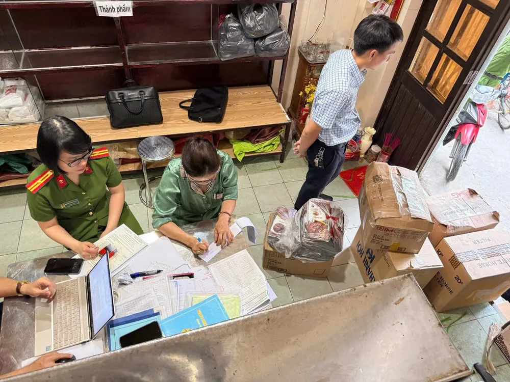 Lực lượng chức năng kiểm tra cơ sở sản xuất cà phê bột Gia Cát do bà Phước làm chủ IMG_20250611_173138.jpg