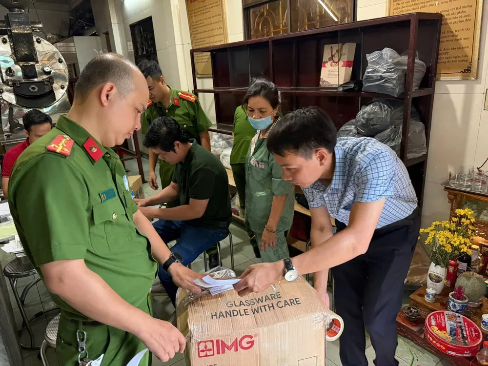Lực lượng chức năng kiểm tra cơ sở sản xuất cà phê bột Gia Cát do bà Phước làm chủ IMG_20250611_173141.jpg