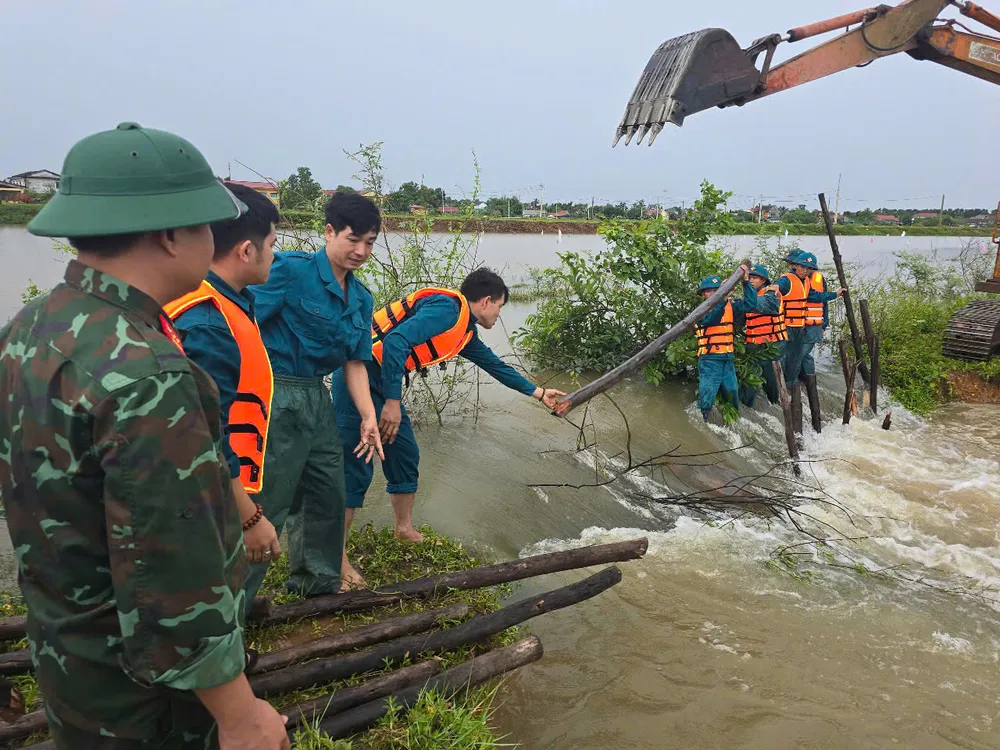 Nỗ lực khắc phục hàn khẩu 2 tuyến đê nội đồng bị vỡ ở Huế ảnh 2 Ảnh 6.jpg