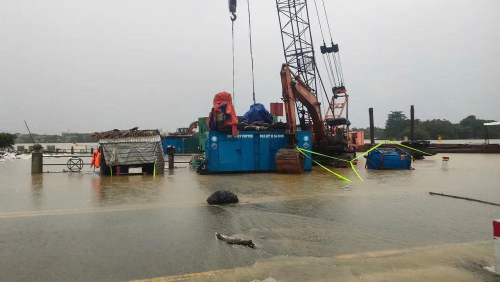 Lũ sông Hương vượt báo động 2 nên lực lượng chức năng phải dựng rào chắn cấm phương tiện lưu thông qua đập đá z6699811515018_2ab33145d48e626fd3f76b9d3141b118.jpg