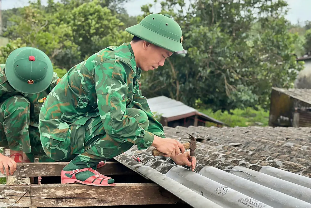 Bộ đội Biên phòng hỗ trợ người dân khắc phục hậu quả dông lốc ở A Lưới z6704427730552_62ac63c837856835d8c810b8de8f4bd9.jpg