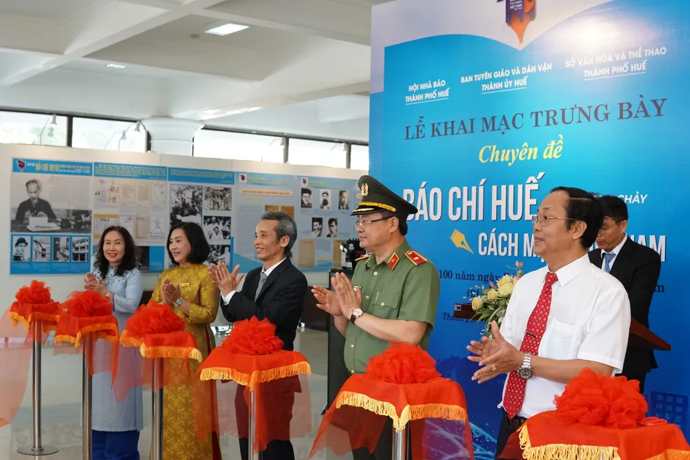 Lễ dâng hoa và khai mạc trưng bày chuyên đề “Báo chí Huế trong dòng chảy báo chí cách mạng Việt Nam” tại Bảo tàng Hồ Chí Minh TP Huế DSC00667.JPG