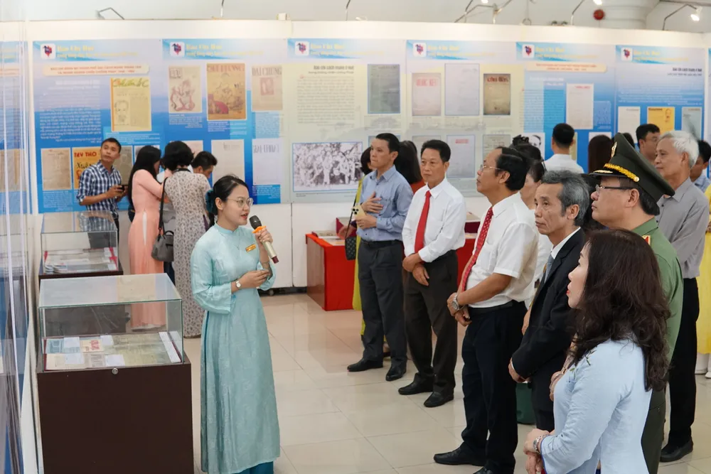 Giới thiệu các tư liệu, hình ảnh ở trưng bày chuyên đề “Báo chí Huế trong dòng chảy báo chí cách mạng Việt Nam” tại Bảo tàng Hồ Chí Minh TP Huế DSC00682.JPG