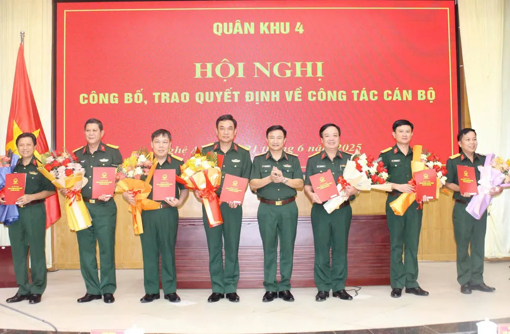 Thiếu tướng Đoàn Xuân Bường, Bí thư Đảng ủy, Chính ủy Quân khu trao quyết định cho các đồng chí sĩ quan IMG 01.jpg