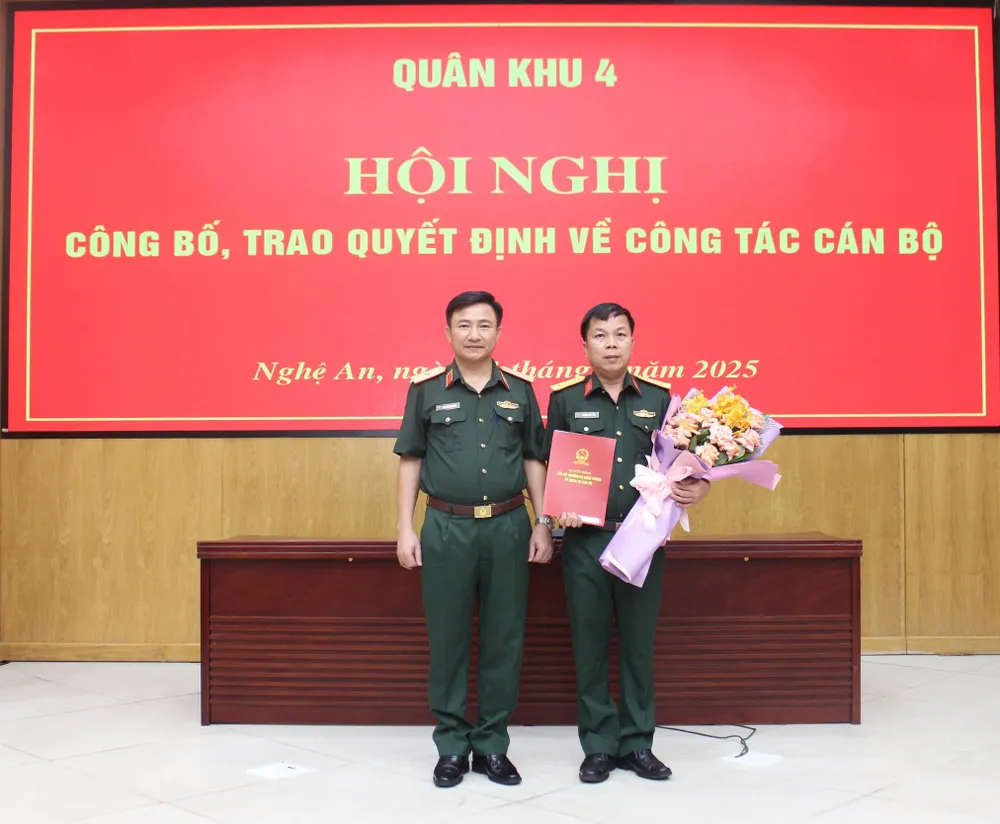 Thiếu tướng Đoàn Xuân Bường, Bí thư Đảng ủy, Chính ủy Quân khu trao quyết định cho Thượng tá Trương Viết Hải img 02.jpg