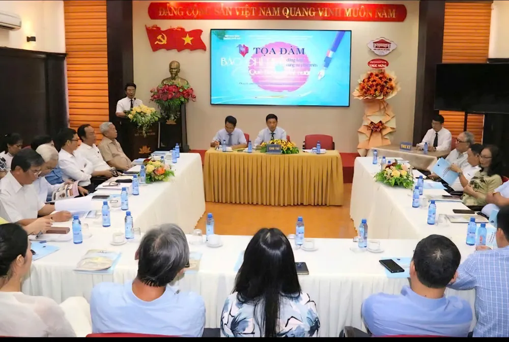 Tọa đàm với chủ đề “Báo chí Huế đồng hành cùng sự phát triển của quê hương, đất nước” z6728255572775_aff26dd11488af56edae8ecdc92e4584.jpg