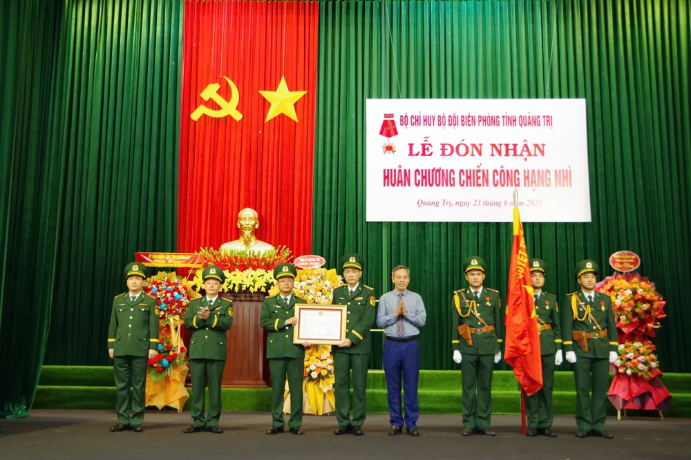 Bộ đội Biên phòng Quảng Trị đón nhận Huân chương Chiến công hạng Nhì ảnh 1 IMG_20250623_110943.jpg