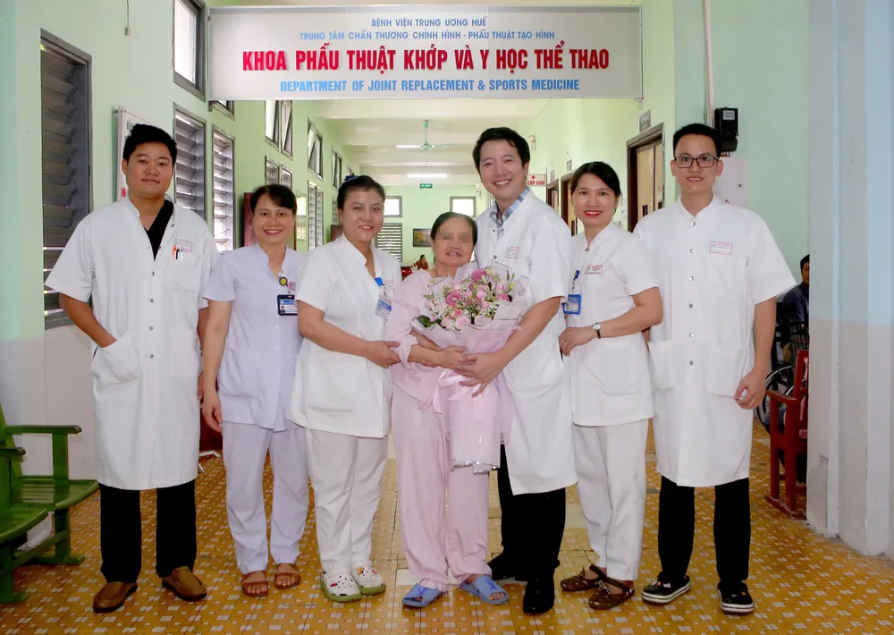 Bà P.T.X., trú tại phường An Cựu, TP Huế, có tiền sử thay khớp háng nhân tạo cách đây 17 năm và từng phẫu thuật lại do lỏng khớp một năm trước IMG_20250624_195305.jpg