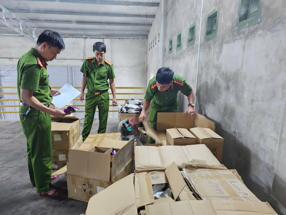 Phát hiện 2,5 tấn mỹ phẩm không rõ nguồn gốc tại một cửa hàng mỹ phẩm ở thành phố Đông Hà, tỉnh Quảng Trị tran-khoi-2.jpg