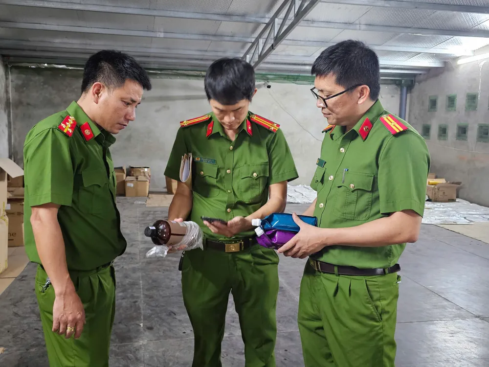 Phát hiện 2,5 tấn mỹ phẩm không rõ nguồn gốc tại một cửa hàng mỹ phẩm ở thành phố Đông Hà, tỉnh Quảng Trị tran-khoi-3.jpg