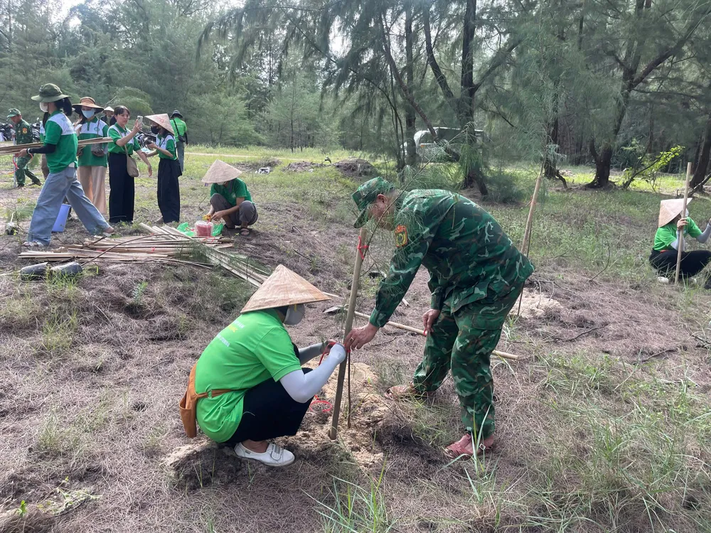 Hội Yêu rác Huế phối hợp với cán bộ, chiến sĩ Trạm Biên phòng biển Thuận An trồng hàng trăm cây phi lao chắn gió ven biển TP Huế z6777179842346_28302f5f79fdfdb70f4b8146f675dba2.jpg