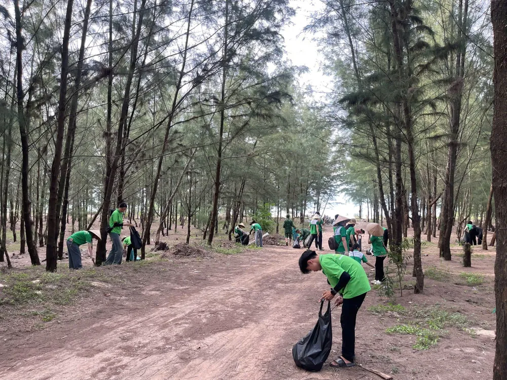 Các thành viên của Hội Yêu rác Huế thu dọn rác thải tại khu vực bãi biển Thuận An z6777686698061_0bfbce532b63a784c021c8144251b3fb.jpg