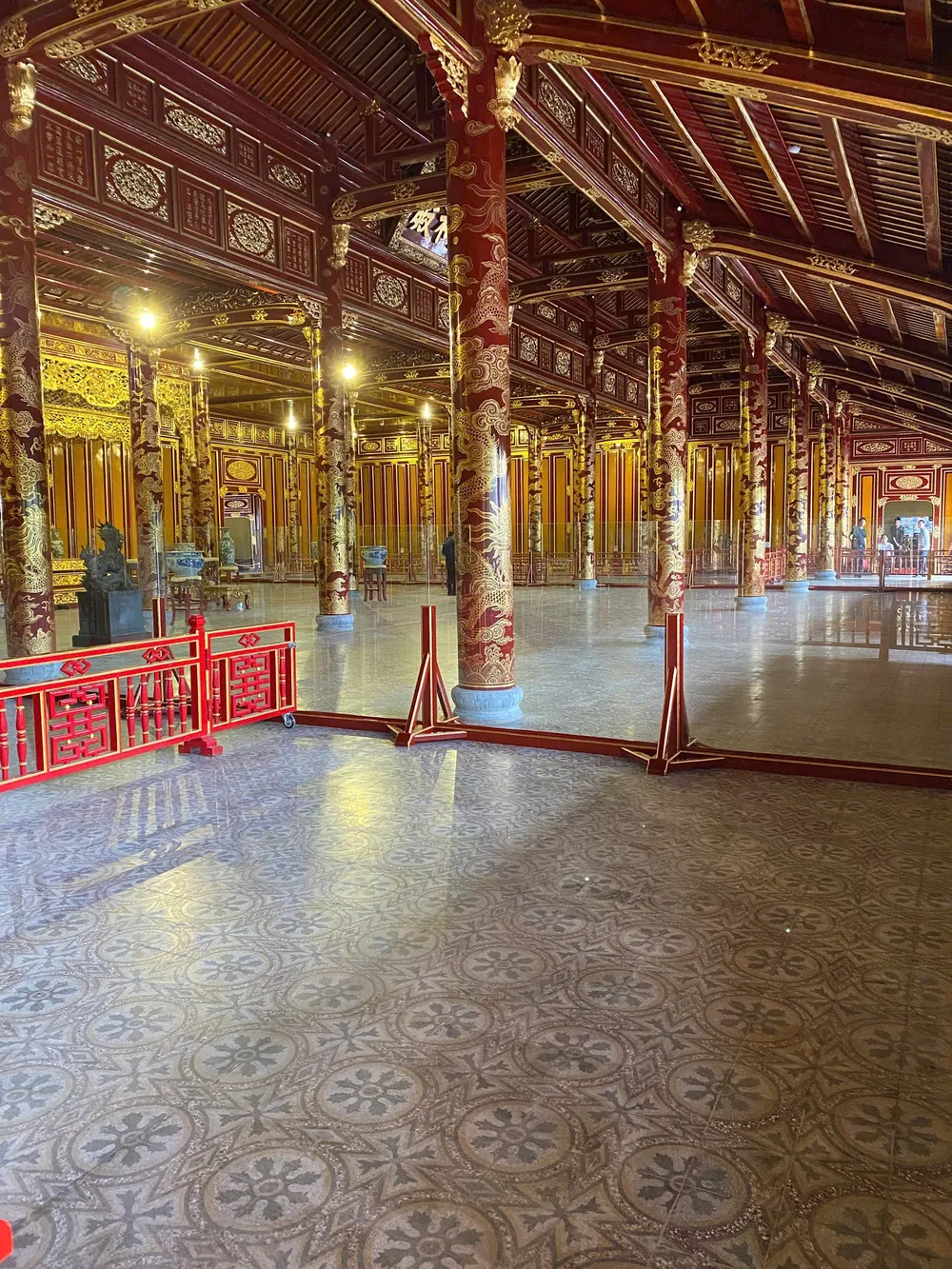 Installing tempered glass around the central area of Thai Hoa Palace IMG_20250718_135832.jpg