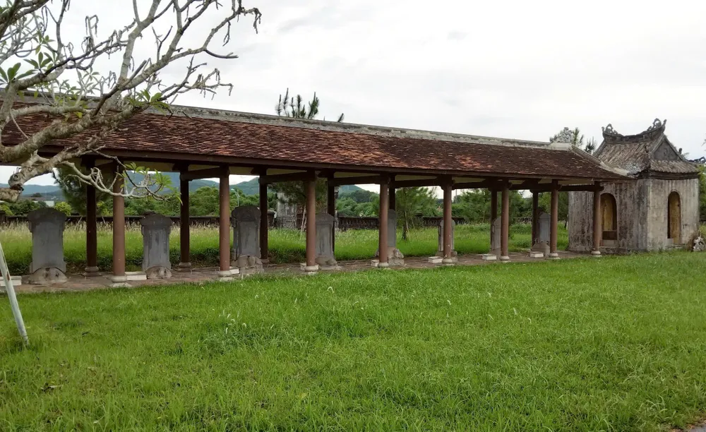 Hai dãy nhà đặt 32 bia đá (trong đó có 31 bia là của các khoa thi khắc tên 292 vị tiến sĩ đỗ ở 39 khoa và một bia khắc tên vị tiến sĩ đặc cách Bùi Ân Niên) z6824103001267_3faff09a2873680708614a8c459c1c7e.jpg