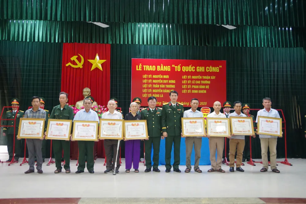 Trao Bằng Tổ quốc ghi công cho 9 liệt sĩ ở Quảng Trị IMG_20250722_194246.jpg