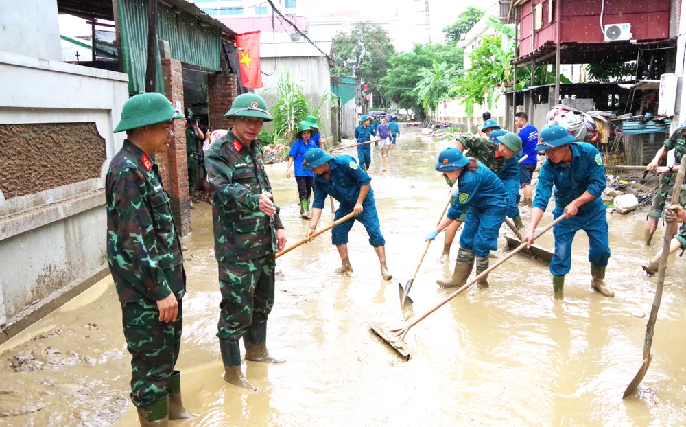 Đại tá Trần Mạnh Quân, Phó Sư đoàn trưởng Sư đoàn 324 (ngoài cùng bên trái) chỉ đạo Trung đoàn 335 thực hiện nhiệm vụ giúp dân 1.JPG