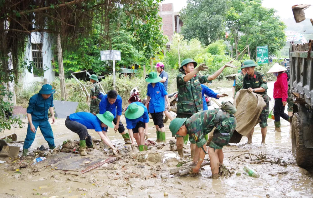 Cán bộ, chiến sĩ Trung đoàn 335 và Trung đoàn 764 giúp nhân dân vệ sinh môi trường sau lũ 2.JPG