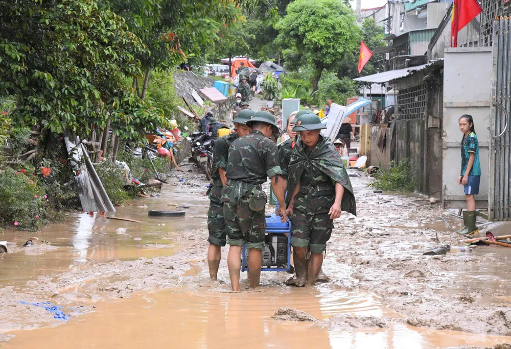 Không kể trời mưa, cán bộ, chiến sĩ Trung đoàn 335 tích cực giúp đỡ nhân dân khắc phục hậu quả mưa bão số 3 4.jpg