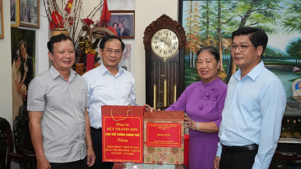 ឧបនាយករដ្ឋមន្ត្រី Bui Thanh Son អញ្ជើញទៅសួរសុខទុក្ខ និងជូនអំណោយដល់គ្រួសារគោលនយោបាយនៅ Hue រូបថតទី៤ IMG_20250726_133040.jpg