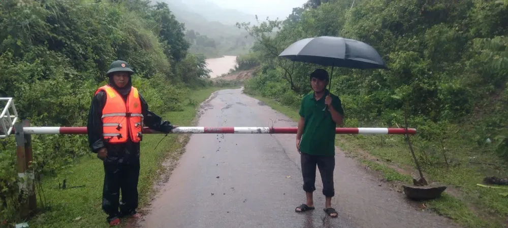 Cán bộ, chiến sĩ Đồn Biên phòng Hướng Phùng phối hợp các lực lượng trên địa bàn ứng trực, phân luồng, cắm biển cảnh báo ngập lụt tại các điểm cầu đập tràn trong đợt mưa lớn kéo dài IMG_20250727_122145.jpg