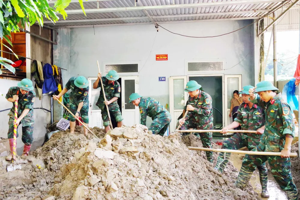 Cán bộ, chiến sĩ Trung đoàn 764 hỗ trợ và giúp đỡ nhân dân xã Mường Xén khắc phục hậu quả mưa lũ Messenger_creation_65CF010D-58B3-498A-8D1C-067BE9873D2C.jpeg
