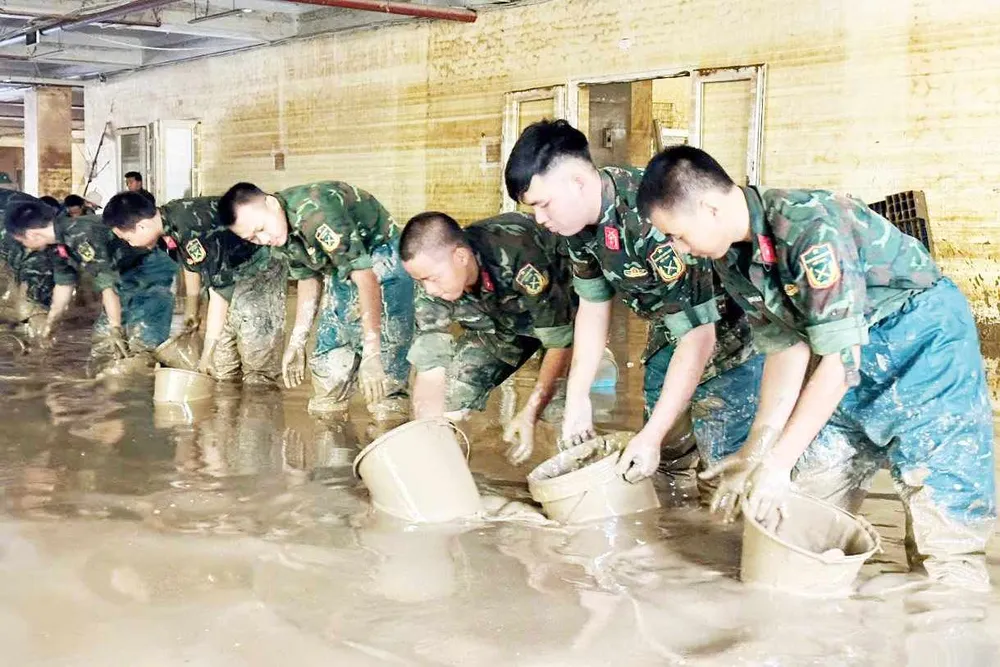 Cán bộ, chiến sĩ Trung đoàn 335, Sư đoàn 324 cùng đoàn viên thanh niên và nhân dân xã Con Cuông dọn bùn đất sau mưa lũ Messenger_creation_9062268C-4AD1-4032-8C37-7B95ADCC5DF3.jpeg