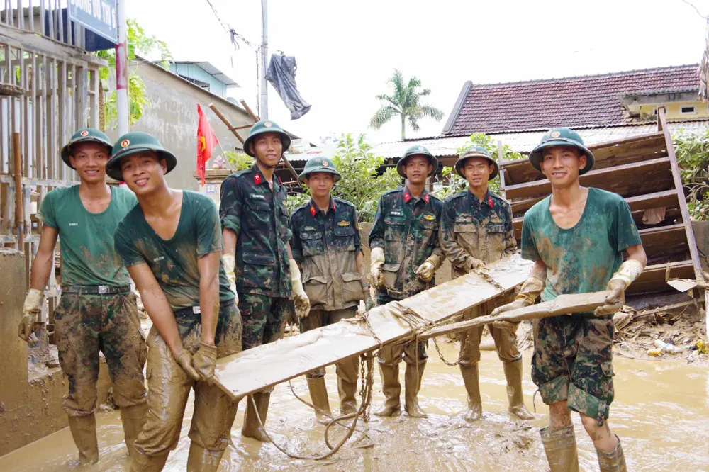 Cán bộ, chiến sĩ Trung đoàn 1, Sư đoàn 324 giúp nhân dân xã Tương Dương dọn bùn đất trên trục đường giao thông và khu dân cư Messenger_creation_B60C142C-BCC7-4FCC-87E4-0ADF15C7FAB1.jpeg