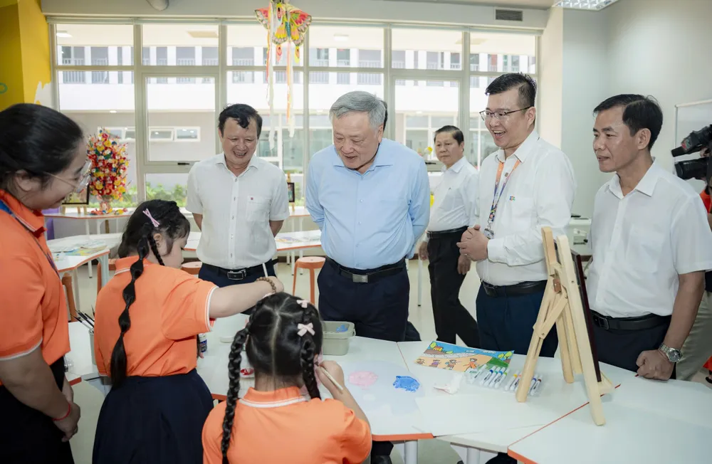 Le vice-Premier ministre permanent Nguyen Hoa Binh visite le complexe éducatif FPT Hue z6856677073465_c5684fbf11e3e3932a8b5d481c16af0e.jpg