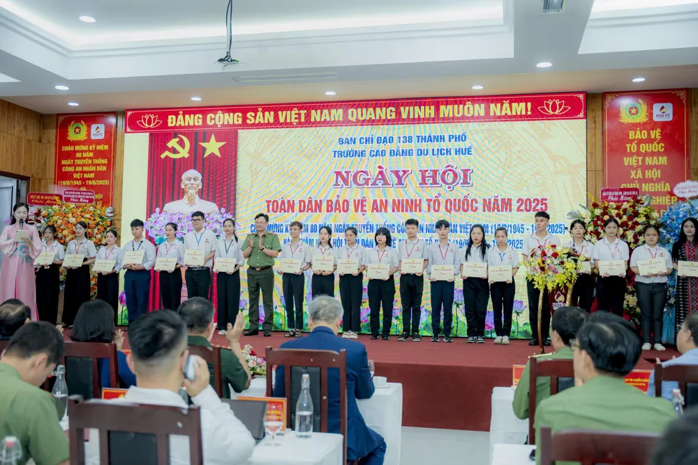 Trao thưởng và tặng quà tại Ngày hội Toàn dân bảo vệ an ninh Tổ quốc năm 2025 IMG_20250731_131348.jpg
