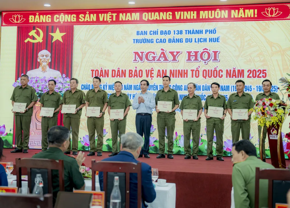 Trao thưởng và tặng quà tại Ngày hội Toàn dân bảo vệ an ninh Tổ quốc năm 2025 IMG_20250731_131350.jpg