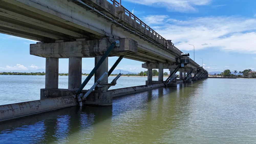 Thao Long Dam - the largest saltwater barrier project in Southeast Asia is in disrepair z6858062052586_c8cba2f2b8f2d3acb7a38b6e849df5d2.jpg