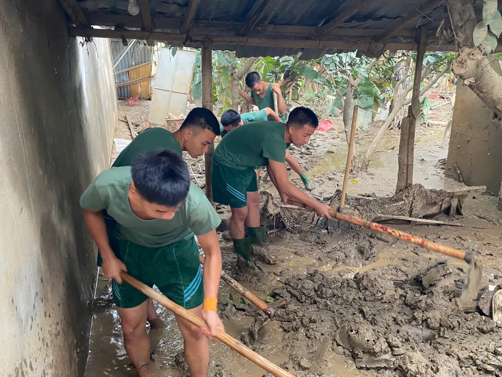 Trung đoàn 764 (Bộ CHQS tỉnh Nghệ An) giúp nhân dân xã Con Cuông khắc phục hậu quả mưa lũ z6859574097120_4aefc03117b5a54d12b1bd5ec4a20114.jpg