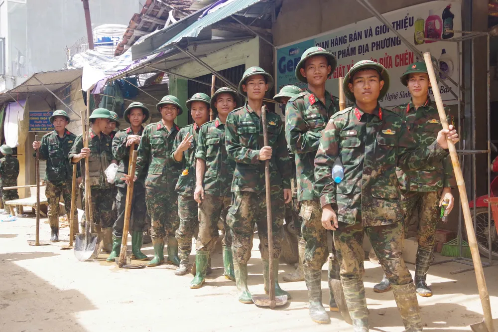 Cán bộ, chiến sĩ Trung đoàn 1 (Sư đoàn 324) giúp nhân dân xã Tương Dương và Mường Xén khắc phục hậu quả mưa lũ z6859753070630_0dc68c5f9e78220f4710c012a6efc4b1.jpg