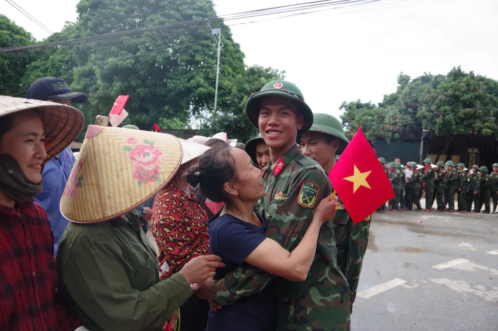 Sau hơn 1 tuần làm nhiệm vụ giúp dân tại xã Con Cuông, chiều 31-7, Trung đoàn 335 (Sư đoàn 324) rút quân về đơn vị trong tình cảm yêu thương, bịn rịn và biết ơn của cấp ủy, chính quyền và nhân dân địa phương z6860020885297_9c050eb221822346c21cc6d350ad10c8.jpg