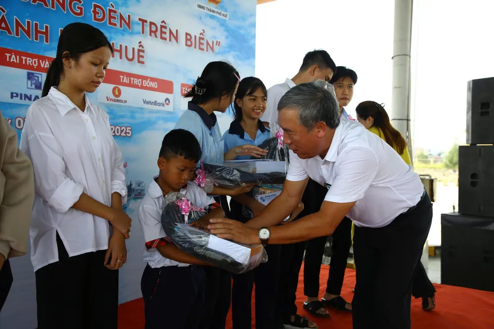 Tặng học bổng đến con em của ngư dân IMG_20250801_105414.jpg