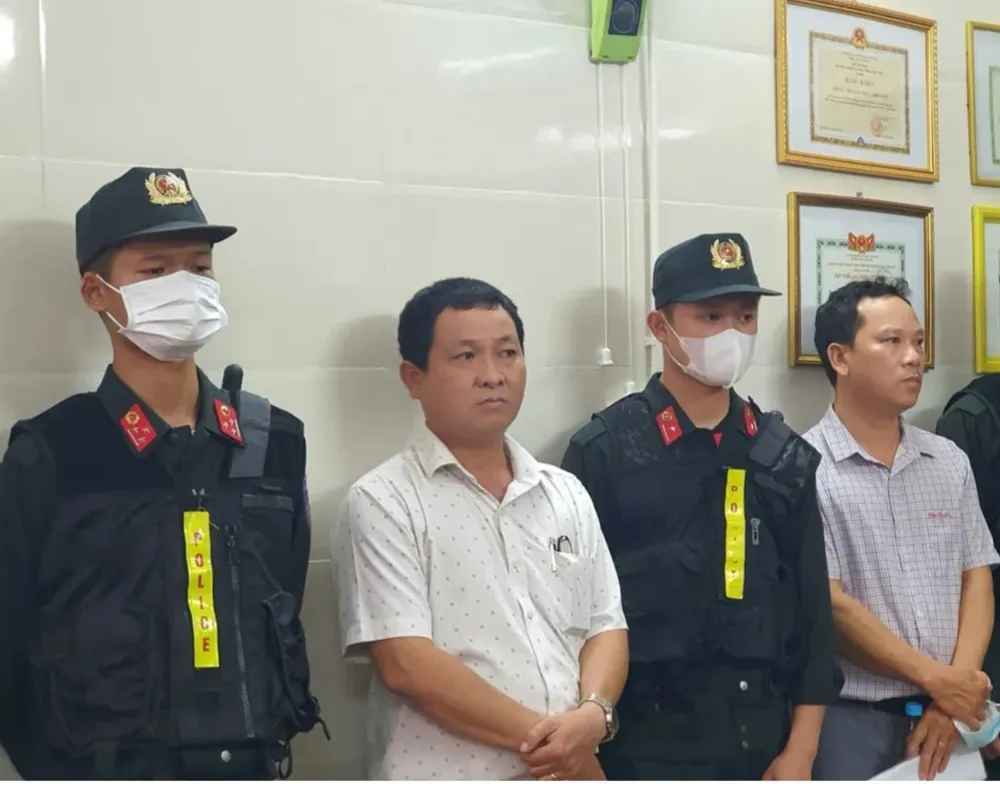 Cơ quan chức năng khởi tố bị can, bắt tạm giam các đối tượng về hành vi “Nhận hối lộ” xảy ra tại Chi cục Thủy sản tỉnh Thừa Thiên Huế giai đoạn 2019-2022 Screenshot_20250804_215220_Chrome.jpg