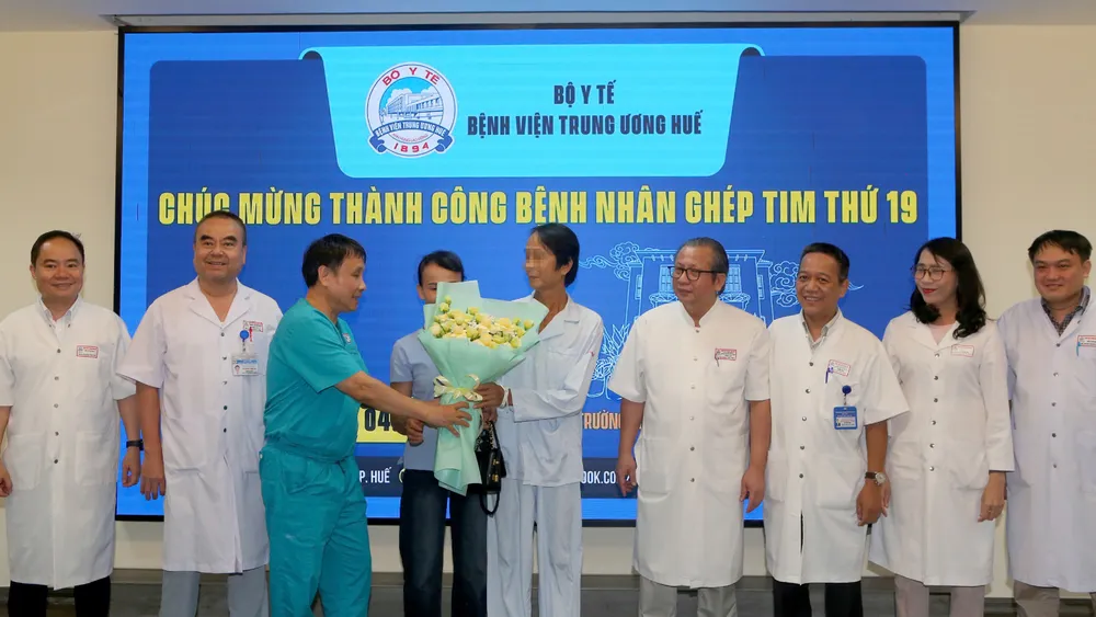 GS-TS Phạm Như Hiệp, Giám đốc Bệnh viện Trung ương Huế tặng hoa chúc mừng bệnh nhân V.Đ.T. z6873374244782_e74c169aa49e7c1408da3785d87ed31f.jpg