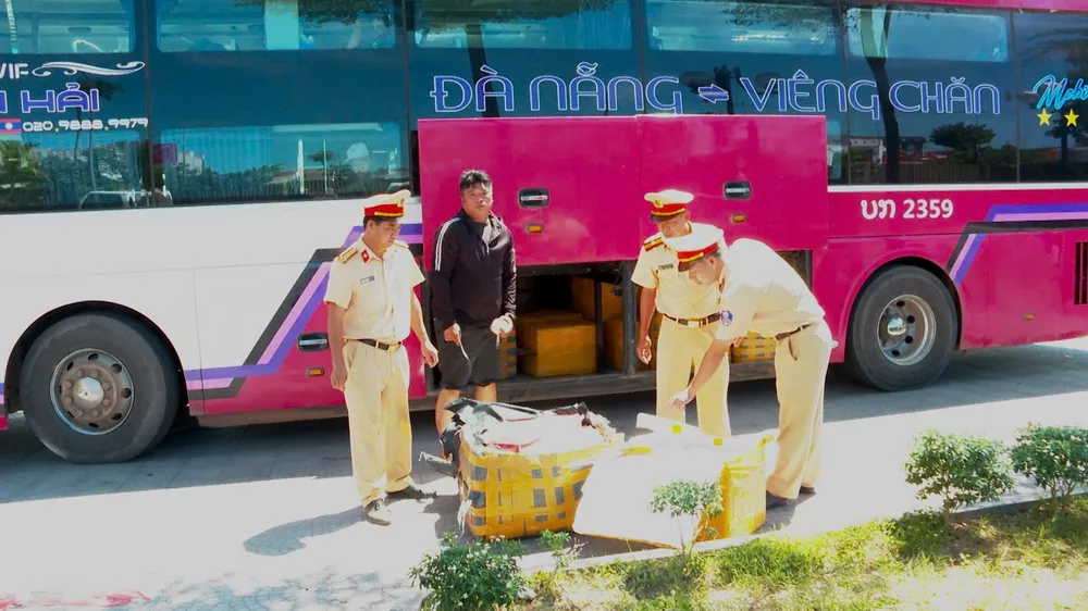 Lực lượng chức năng phát hiện gần 1 tấn sụn chân gà hôi thối không rõ nguồn gốc trong xe khách IMG_20250808_175848.jpg